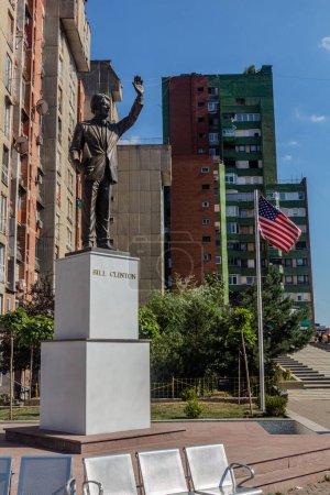 Téléchargez les photos : PRISTINA, KOSOVO - 13 AOÛT 2019 : Monument Bill Clinton à Pristina, Kosovo - en image libre de droit