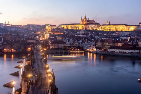 Foto de Vista del castillo de Praga y el puente de Carlos en Praga, República Checa - Imagen libre de derechos