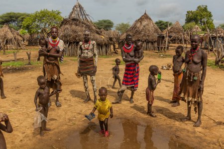 Téléchargez les photos : KORCHO, ÉTHIOPIE - 4 FÉVRIER 2020 : Des membres de la tribu Karo dans leur village de Korcho, en Éthiopie - en image libre de droit