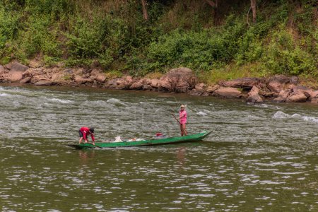 Téléchargez les photos : HAT SA, LAOS - 23 NOVEMBRE 2019 : Bateau de collecte de sable sur la rivière Nam Ou dans le village de Hat Sa dans la province de Phongsali, Laos - en image libre de droit