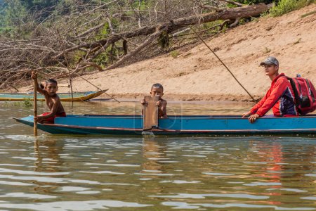 Téléchargez les photos : NAM OU, LAOS - 24 NOVEMBRE 2019 : Bateau à la rivière Nam Ou dans la province de Luang Prabang, Laos - en image libre de droit