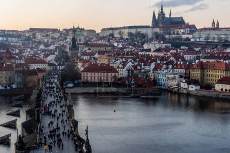 Téléchargez les photos : Vue du château de Prague et du pont Charles à Prague, République tchèque - en image libre de droit