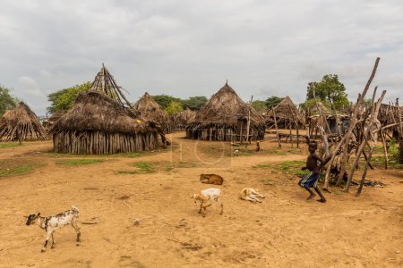 Foto de KORCHO, ETIOPÍA - 4 DE FEBRERO DE 2020: Cabañas de la aldea Korcho habitadas por la tribu Karo, Etiopía - Imagen libre de derechos