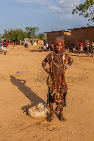 Téléchargez les photos : TURMI, ÉTHIOPIE - 3 FÉVRIER 2020 : Femme de la tribu Hamer à un marché à Turmi, Éthiopie - en image libre de droit