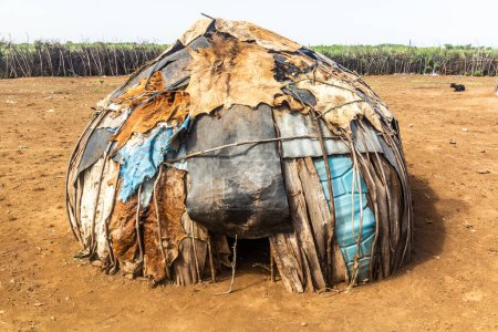 Téléchargez les photos : Cabane dans le village de la tribu Daasanach près d'Omorate, Ethiopie - en image libre de droit