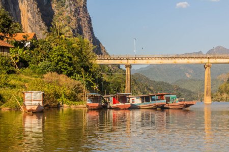 Téléchargez les photos : Pont traversant la rivière Nam Ou à Nong Khiaw, Laos - en image libre de droit