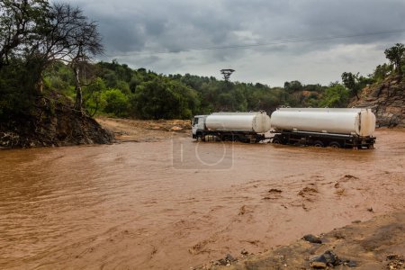 Téléchargez les photos : Camion coincé dans les eaux gonflées de la rivière Kizo, Éthiopie - en image libre de droit