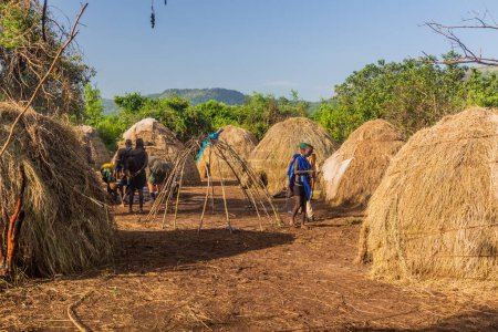 Téléchargez les photos : OMO VALLEY, ÉTHIOPIE - 6 FÉVRIER 2020 : Village de la tribu Mursi, Éthiopie - en image libre de droit