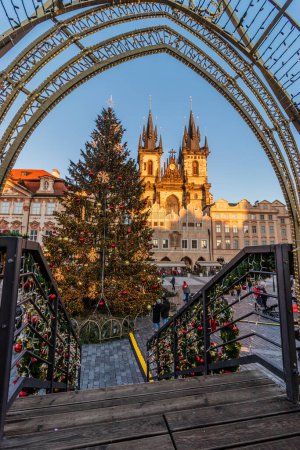 Foto de Vista de un árbol de Navidad y la Iglesia de Nuestra Señora ante Tyn en la Plaza de la Ciudad Vieja en Praga, República Checa - Imagen libre de derechos