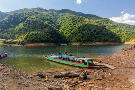 Téléchargez les photos : NAM OU, LAOS - 23 NOVEMBRE 2019 : Bateaux au réservoir Nam Ou 5, Laos - en image libre de droit