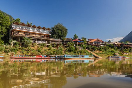 Téléchargez les photos : Vue du village de Muang Ngoi Neua depuis la rivière Nam Ou, Laos. - en image libre de droit