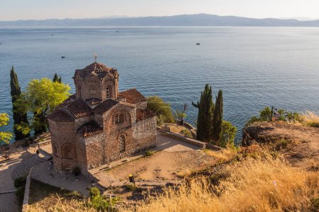 Téléchargez les photos : Eglise de Saint-Jean à Kaneo près du lac d'Ohrid, Macédoine du Nord - en image libre de droit
