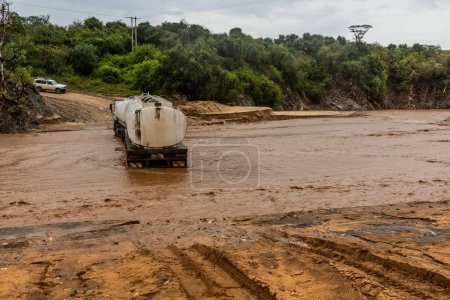Téléchargez les photos : Camion coincé dans les eaux gonflées de la rivière Kizo, Éthiopie - en image libre de droit