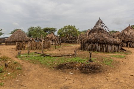 Foto de Cabañas de la aldea Korcho habitadas por la tribu Karo, Etiopía - Imagen libre de derechos