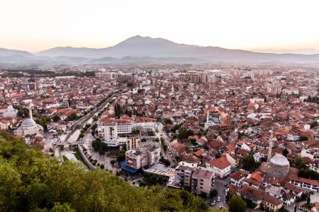 Téléchargez les photos : Coucher de soleil vue aérienne de la ville de Prizren, Kosovo - en image libre de droit