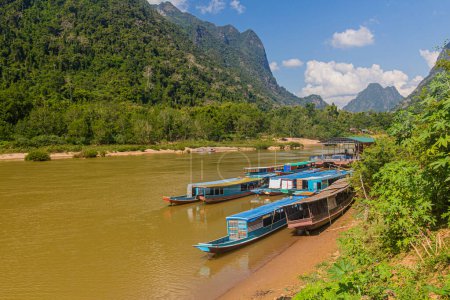 Foto de Barcos en el río Nam Ou en la aldea de Muang Ngoi Neua, Laos - Imagen libre de derechos