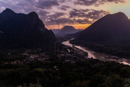 Téléchargez les photos : Vue aérienne du soir de la rivière Nam Ou et du village de Muang Ngoi Neua depuis le point de vue de Phanoi, Laos - en image libre de droit
