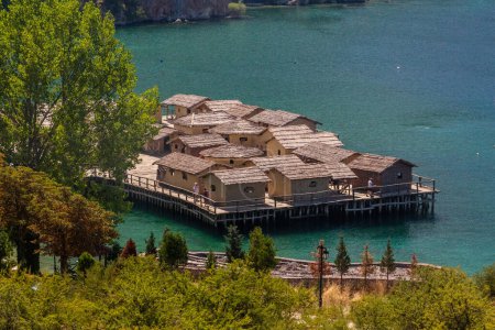 Téléchargez les photos : Baie des Os, empilement préhistorique, recréation d'une colonie de l'âge du bronze sur le lac Ohrid, Macédoine du Nord - en image libre de droit
