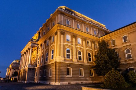 Téléchargez les photos : Vue du soir du château de Buda à Budapest, Hongrie - en image libre de droit