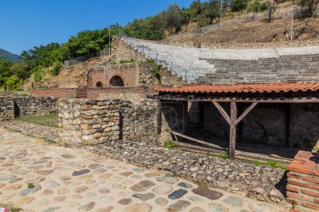 Téléchargez les photos : Théâtre romain à Heraclea Lyncestis ruines antiques près de Bitola, Macédoine du Nord - en image libre de droit