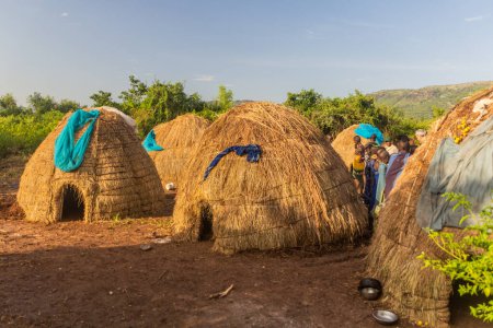 Foto de OMO VALLEY, ETIOPÍA - 6 DE FEBRERO DE 2020: Vista de la aldea de la tribu Mursi, Etiopía - Imagen libre de derechos