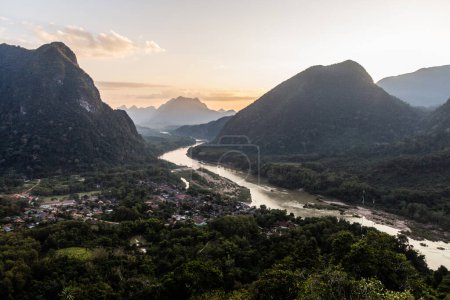 Téléchargez les photos : Coucher de soleil sur le village de Muang Ngoi Neua et la rivière Nam Ou depuis le point de vue de Phanoi, Laos - en image libre de droit