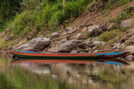 Téléchargez les photos : Bateaux à Nam Ou River près de Hat Sa village dans la province de Phongsali, Laos - en image libre de droit