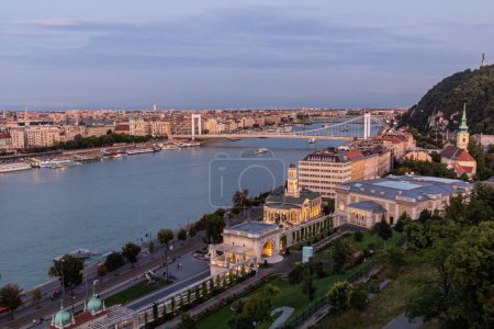 Téléchargez les photos : Vue du soir sur le Danube avec le pont caché Erzsebet à Budapest, Hongrie - en image libre de droit