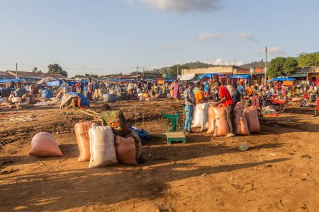 Téléchargez les photos : JINKA, ÉTHIOPIE - 5 FÉVRIER 2020 : Vue d'un marché à Jinka, Éthiopie - en image libre de droit