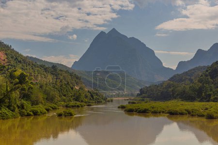 Foto de Río Nam Ou cerca del pueblo de Muang Ngoi Neua, Laos - Imagen libre de derechos