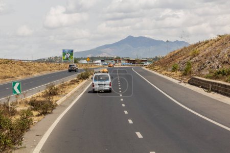 Foto de ETIOPÍA - 25 DE ENERO DE 2020: Vista de la autopista Addis AbabaAdama, Etiopía. - Imagen libre de derechos