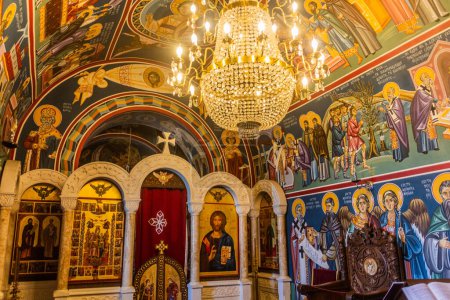 Foto de SVETI NAUM, MACEDONIA DEL NORTE - 8 DE AGOSTO DE 2019: Iglesia pintada en el monasterio de Sveti Naum en el lago Ohrid, Macedonia del Norte - Imagen libre de derechos