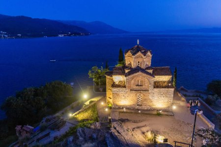 Foto de Vista nocturna de la Iglesia de San Juan en Kaneo por el lago Ohrid, Macedonia del Norte - Imagen libre de derechos