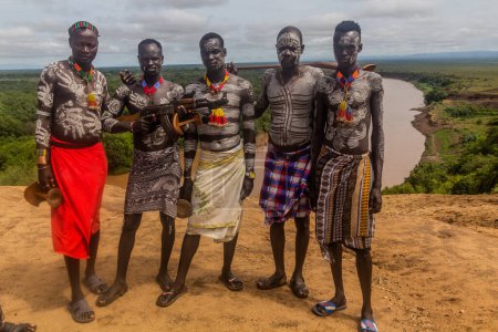 Téléchargez les photos : KORCHO, ÉTHIOPIE - 4 FÉVRIER 2020 : Membres de la tribu Karo au-dessus de la rivière Omo près du village de Korcho, Éthiopie - en image libre de droit