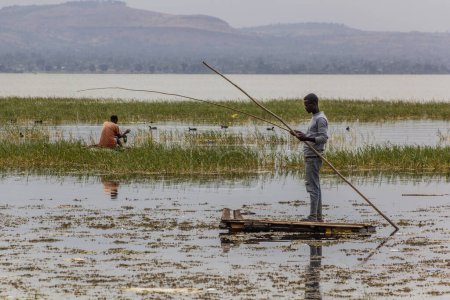 Foto de HAWASSA, ETIOPÍA - 27 DE ENERO DE 2020: Pescadores en el lago Awassa, Etiopía - Imagen libre de derechos