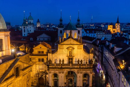 Téléchargez les photos : Vue du soir des flèches de Prague, République tchèque - en image libre de droit