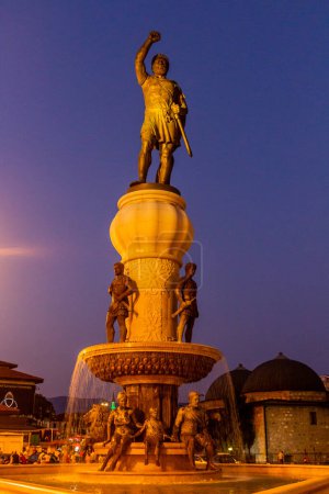 Téléchargez les photos : SKOPJE, MACÉDOINE DU NORD - 9 AOÛT 2019 : Monument Philippe II de Macédoine à Skopje, Macédoine du Nord - en image libre de droit