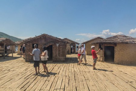 Foto de OHRID, MACEDONIA DEL NORTE - 8 de agosto de 2019: Bahía de Huesos, vivienda prehistórica, recreación de un asentamiento de la edad de bronce en el lago Ohrid, Macedonia del Norte - Imagen libre de derechos