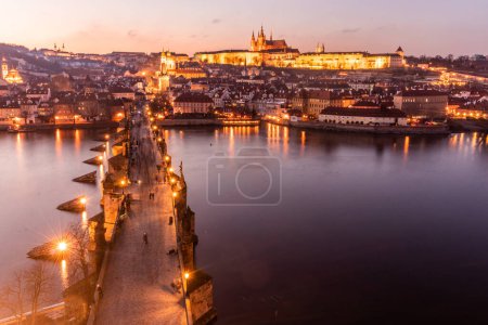 Foto de Vista del castillo de Praga y el puente de Carlos en Praga, República Checa - Imagen libre de derechos