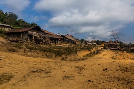 Téléchargez les photos : Village de Samarkisay dans la province de Phongsali, Laos - en image libre de droit