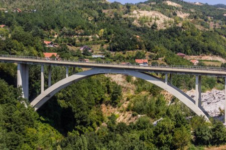 Foto de Puente de la autopista R6 en Kosovo - Imagen libre de derechos