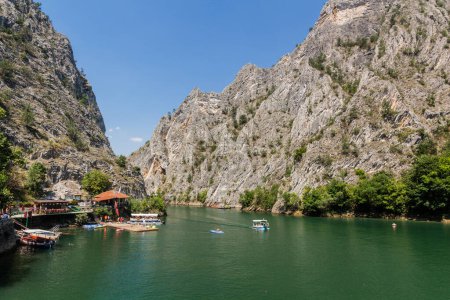 Téléchargez les photos : MATKA, MACÉDOINE DU NORD - 10 AOÛT 2019 : Navigation de plaisance dans le canyon de Matka en Macédoine du Nord - en image libre de droit