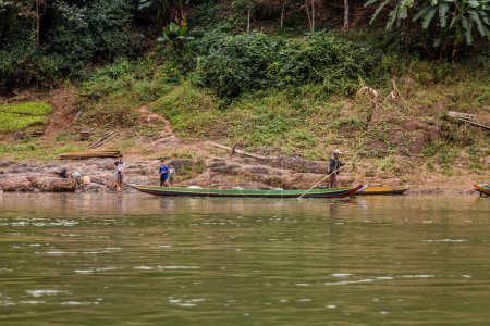 Téléchargez les photos : HAT SA, LAOS - 23 NOVEMBRE 2019 : Bateaux à Nam Ou River dans le village de Hat Sa dans la province de Phongsali, Laos - en image libre de droit