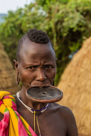Foto de OMO VALLEY, ETIOPÍA - 6 DE FEBRERO DE 2020: Mujer de la tribu Mursi en su aldea, Etiopía - Imagen libre de derechos