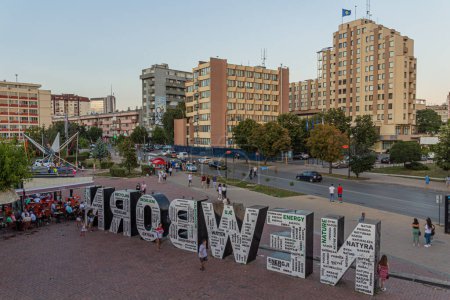 Foto de PRISTINA, KOSOVO - 13 de agosto de 2019: Monumento al recién nacido en Pristina, Kosovo - Imagen libre de derechos