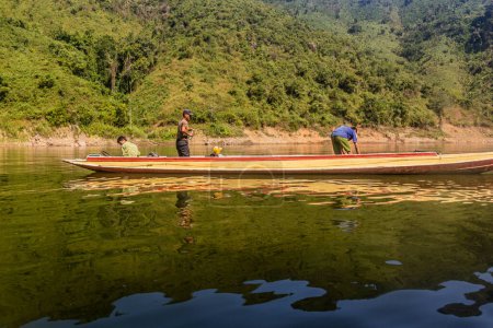 Foto de NAM OU, LAOS - 23 de noviembre de 2019: Barco en el río Nam Ou en la provincia de Phongsali, Laos - Imagen libre de derechos