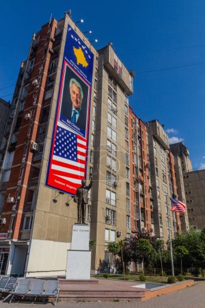 Téléchargez les photos : PRISTINA, KOSOVO - 13 AOÛT 2019 : Affiche Bill Clinton Boulevard à Pristina, Kosovo - en image libre de droit