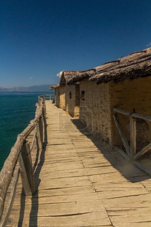 Foto de Casas en Bahía de Huesos, vivienda prehistórica, recreación de un asentamiento de la edad de bronce en el lago Ohrid, Macedonia del Norte - Imagen libre de derechos