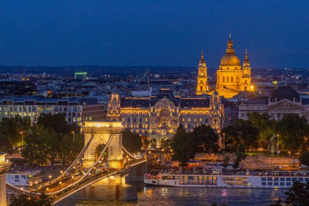 Téléchargez les photos : Vue du soir de la basilique Saint-Étienne et du pont Szechenyi Lanchid à Budapest, Hongrie - en image libre de droit