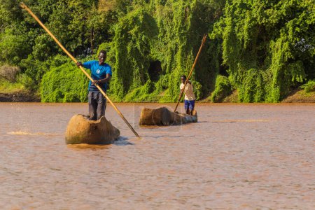 Téléchargez les photos : OMORATE, ÉTHIOPIE - 5 FÉVRIER 2020 : Canots-pirogues sur la rivière Omo près du village d'Omorate, Éthiopie - en image libre de droit